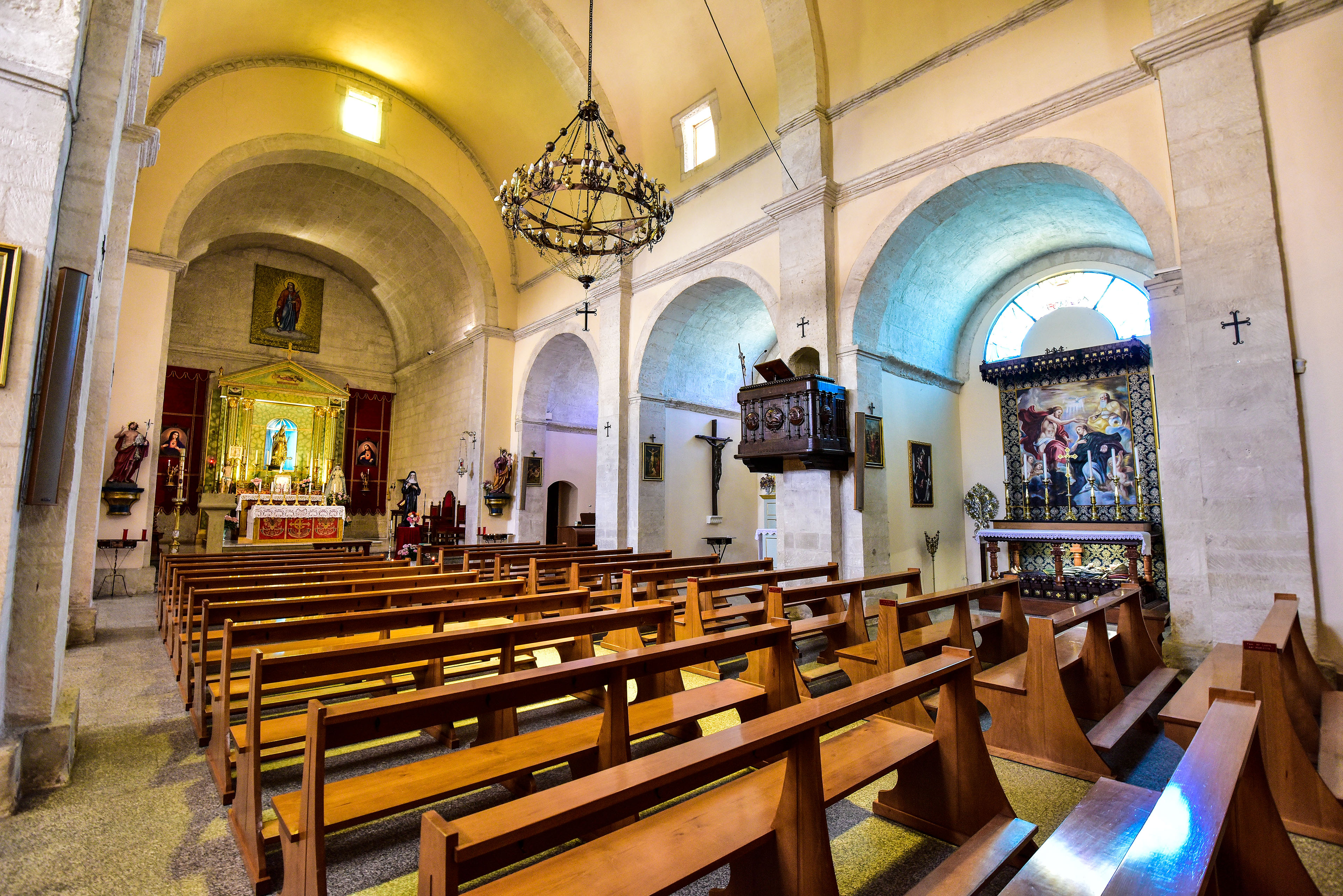 Veduta dell'interno a navata unica con le cappelle laterali