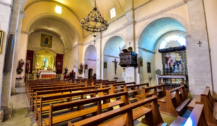 Veduta dell'interno a navata unica con le cappelle laterali