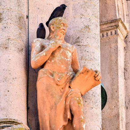 Su ogni angolo del campanile una statua in terracotta raffigura un Dottore della Chiesa del sassarese Giacomo Galeazzo (foto Ivo Piras)