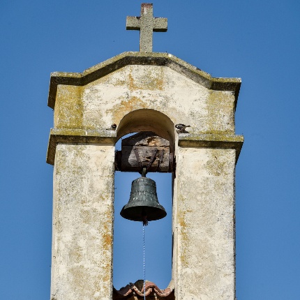 Particolare del campanile a vela posteriore con la monofora che ospita la campana (foto Ivo Piras)