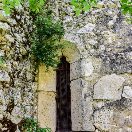 Nei muri laterali si aprono due eleganti monofore col davanzale monolitico fortemente inclinato (foto Ivo Piras)