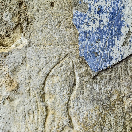 Sulle pareti esterne dell'edificio sono incise le cosiddette “orme dei pellegrini” (foto Ivo Piras)