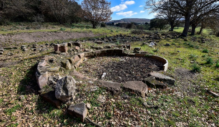 Capanna rituale circolare dove sono evidenziati dei sedili