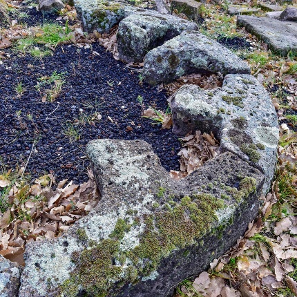 Conci parallelepipedi di basalto a T (foto Ivo Piras)