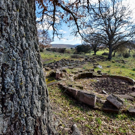 Capanna rituale circolare con sedili lungo tutta la circonferenza interna (foto Ivo Piras)