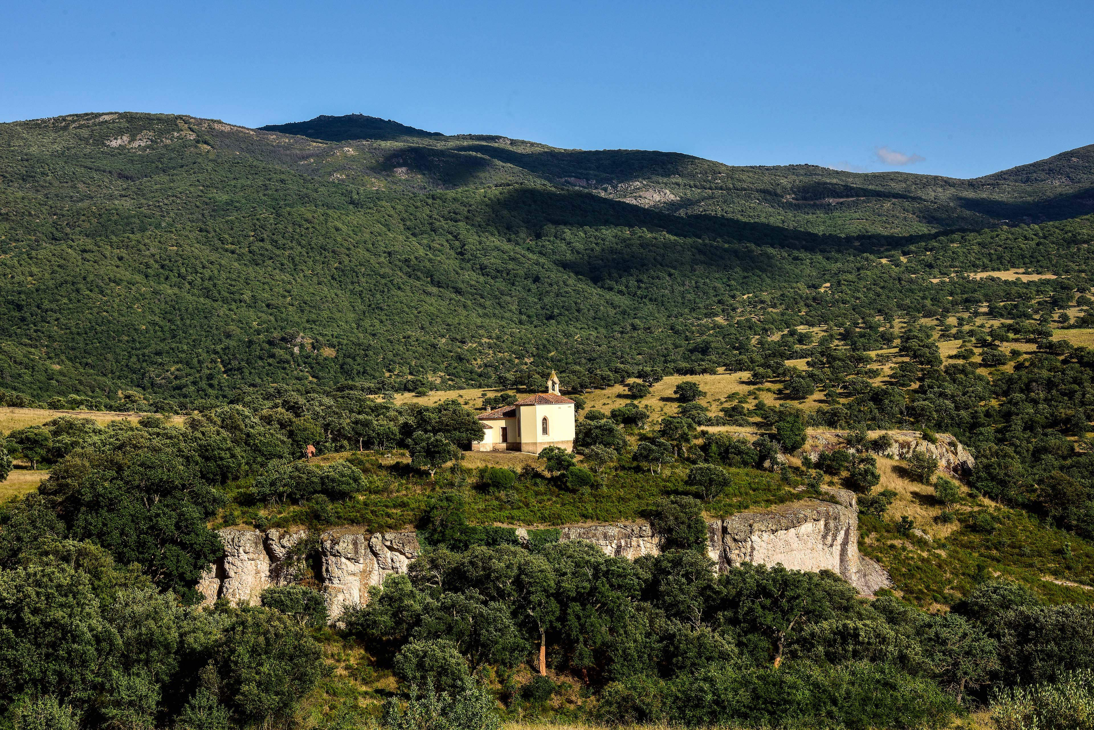 La selvaggia bellezza dell'ambiente naturale in cui sorge la chiesa