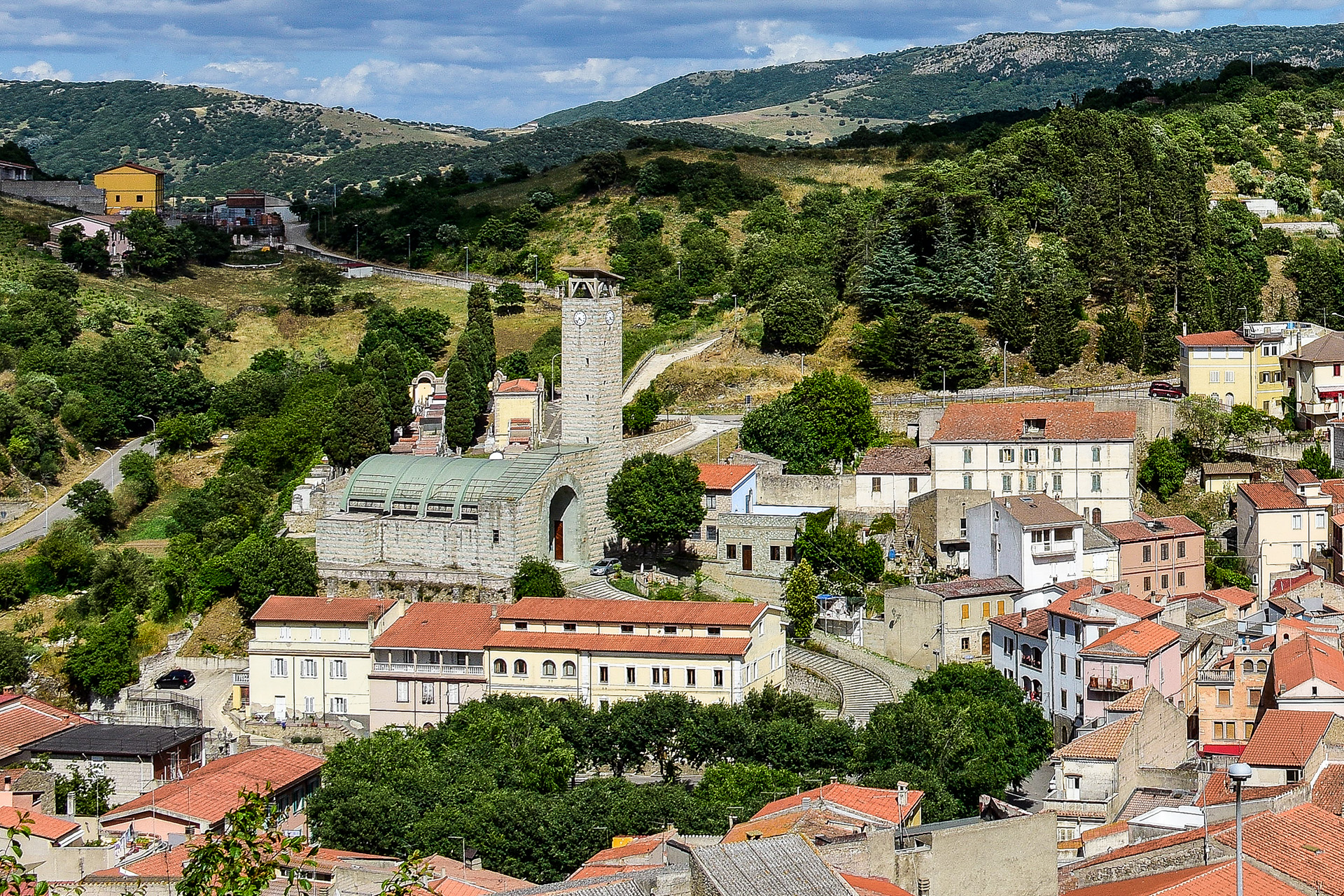 Veduta panoramica dell'edificio all'interno dell'abitato