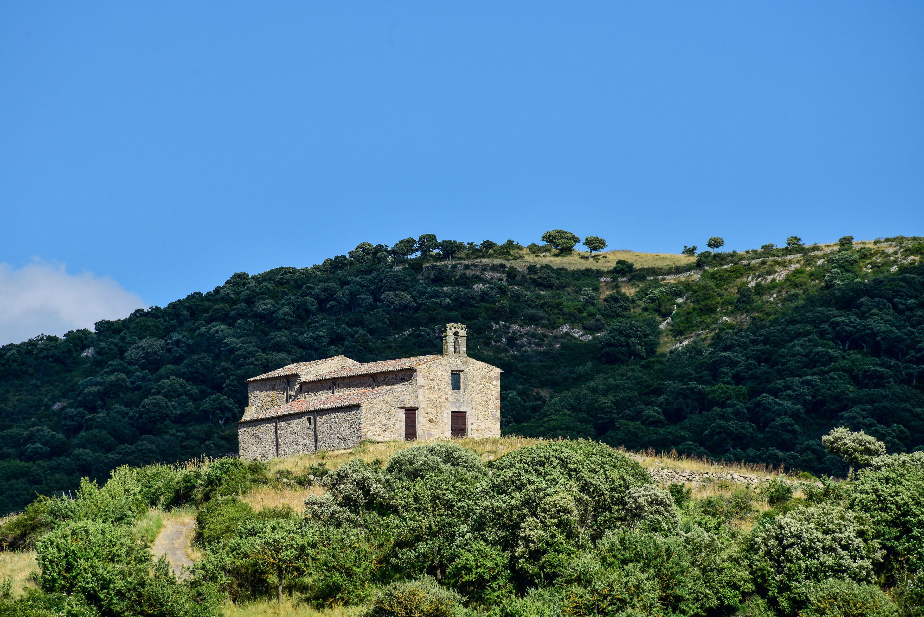 La fabbrica romanica è situata in una posizione panoramica (foto Ivo Piras)