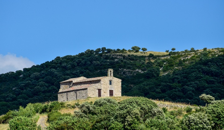 La fabbrica romanica è situata in una posizione panoramica