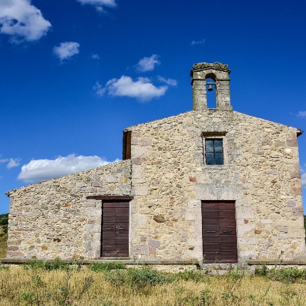 La facciata della piccola chiesa mononavata con finestra rettangolare e campanile a vela (foto Ivo Piras)