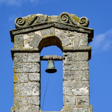 Il campaniletto a vela presenta sulla sommità dei decori a doppia spirale (foto Ivo Piras)