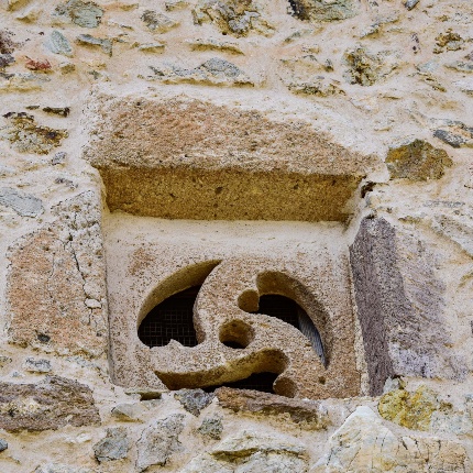 Particolare apertura nel fianco dell'edificio (foto Ivo Piras)