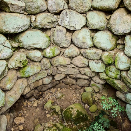 Veduta dall'alto di una torre secondaria con materiale di crollo (foto Ivo Piras)