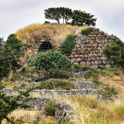 Paramento murario del bastione e il residuo di una tholos (foto Ivo Piras)