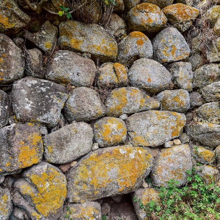 Paramento esterno con ingresso interrato (foto Ivo Piras)