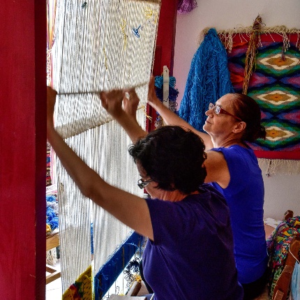 Lavorazione al telaio della lana (foto Ivo Piras)