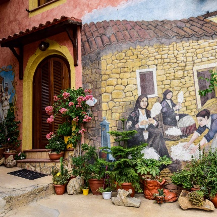 Murale nel centro storico (foto Ivo Piras)