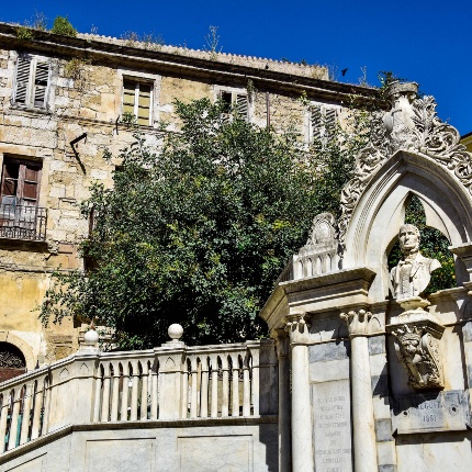 The monument is composed of two marble wings marked by squares and topped with white balustrades. (photoIvo Piras)