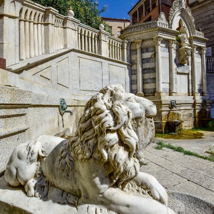 Marble lion, located at the end of the composition, legacy of a sixteenth-century formulation. (photoIvo Piras)