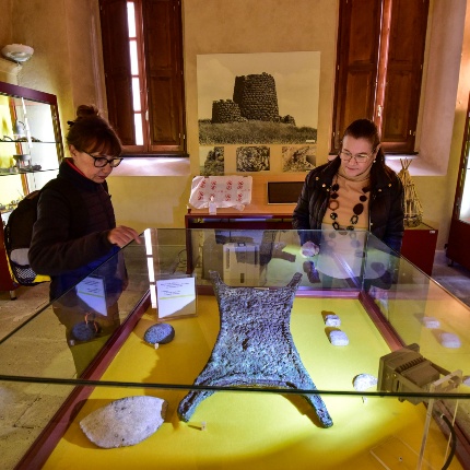 Ozieri, Museo civico archeologico. Lingotto ox-hide da Bisarcio (foto Ivo Piras)