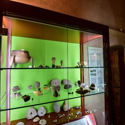 Display case with pre-Nuragic age artifacts (photoIvo Piras)