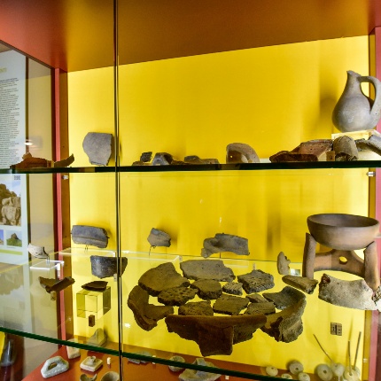 Display case with Nuragic age artifacts (photoIvo Piras)