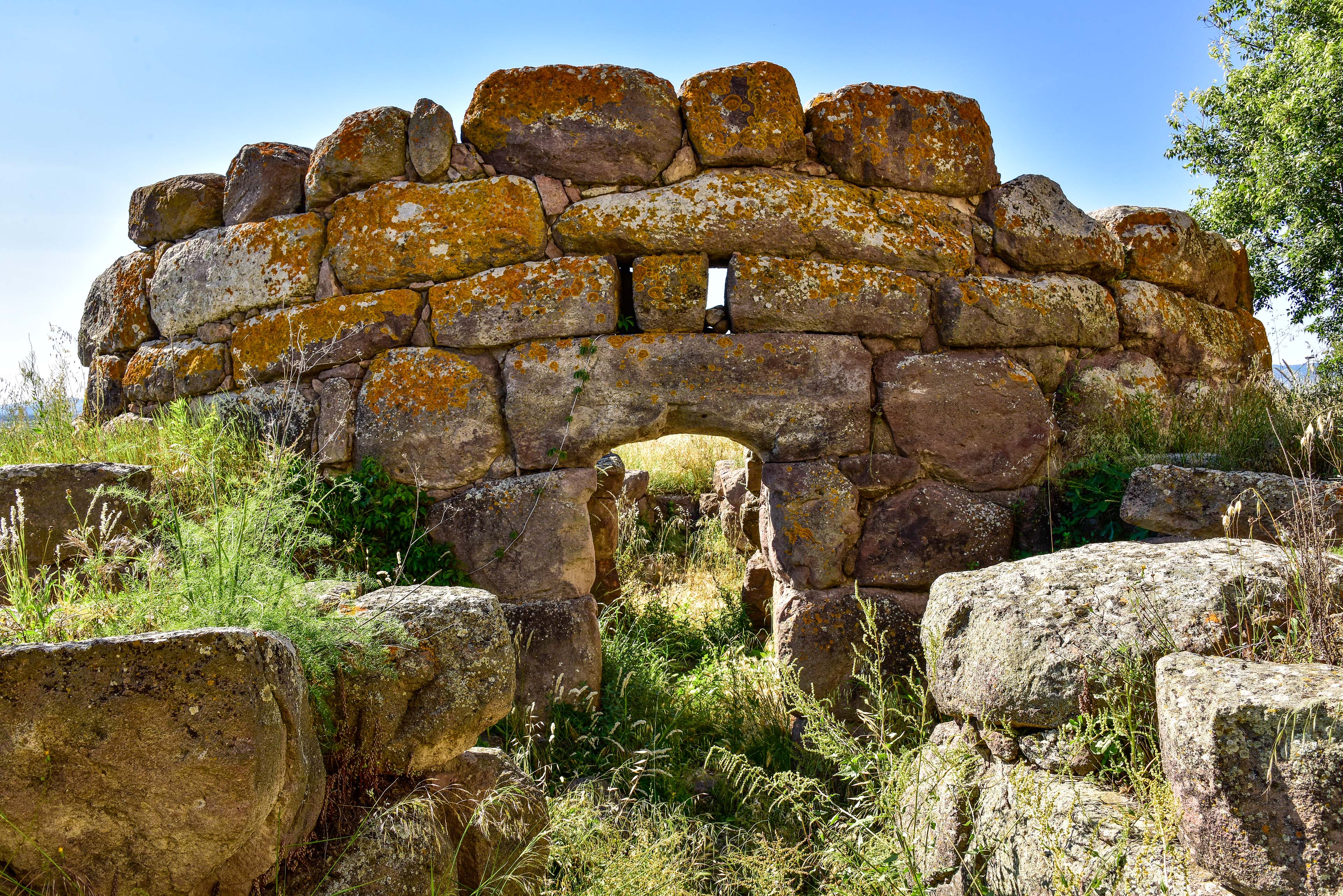 Veduta dell'ingresso architravato (foto Ivo Piras)