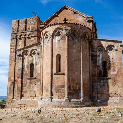 Addossato al lato sud, il campanile è ornato da lesene e archetti pensili, che scandiscono anche il prospetto absidale (foto Angelo Marras)