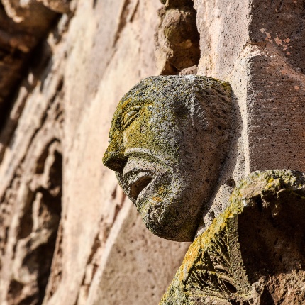 Ozieri, chiesa di Sant'Antioco di Bisarcio. Particolare di una figura antropomorfa (foto Ivo Piras)