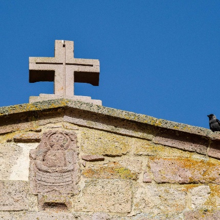 Sommità del prospetto frontale (foto Ivo Piras)