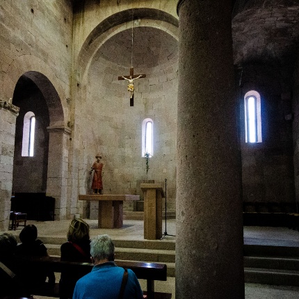 Nel presbiterio si innalzano due pilastri con sezione a croce, uno dei quali regge un capitello con figurazione antropomorfa (foto Angelo Marras)