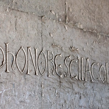 Epigrafe consacratoria dell’altare della cappella episcopalale (foto Angelo Marras)