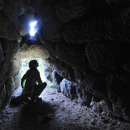 Corridoio di ingresso alla torre, coperto ad ogiva architrave di coperto ad ogiva con rapido innalzamento rispetto all’architrave (foto Ivo Piras)