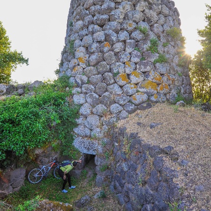 L’edificio è costituito da una torre principale e da altre due torri più piccole (foto Ivo Piras)
