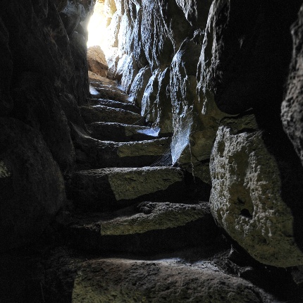 Scala con 22 gradini con cui si raggiunge la camera del secondo piano (foto Ivo Piras)