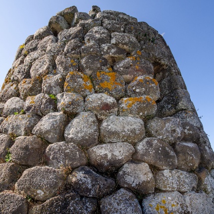 Il monumento è costruito con blocchi di basalto assai ben lavorati (foto Angelo Marras)