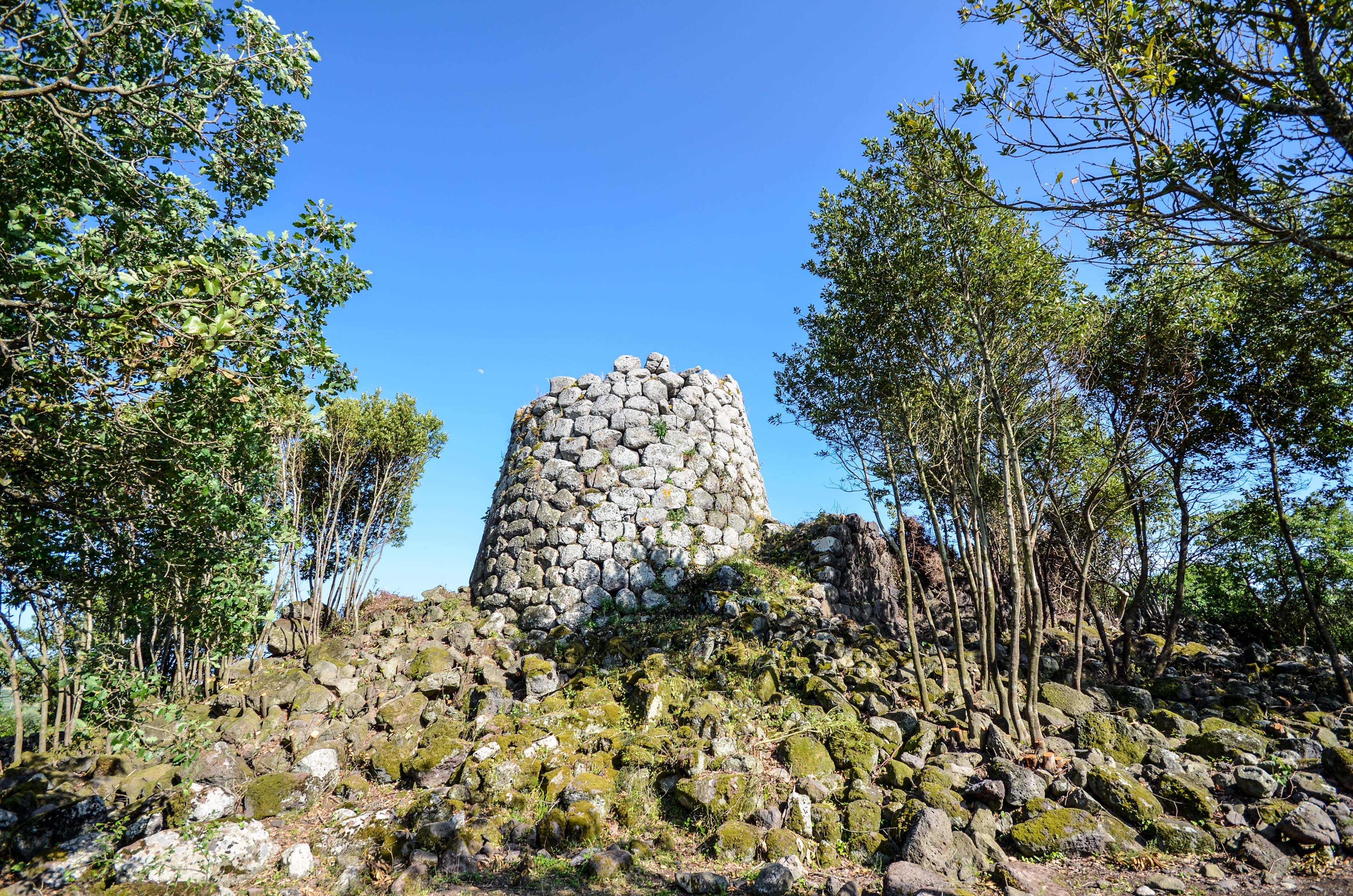 Attorno al monumento, per una ampia superficie, si individuano i resti di numerose capanne del villaggio (foto Angelo Marras)