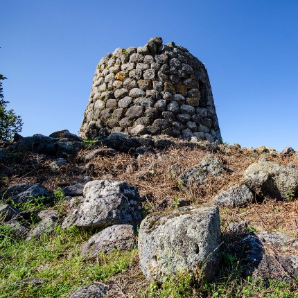 Il nuraghe è ubicato in posizione dominante a breve distanza dal paese (foto Angelo Marras)