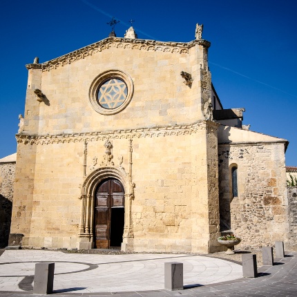 La facciata è realizzata con conci squadrati di arenaria messi in opera con regolarità (foto Angelo Marras)