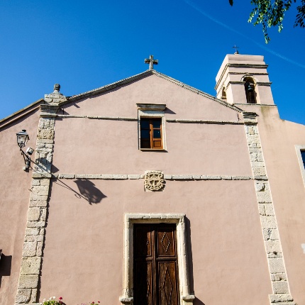 La facciata è scandita da paraste angolari che rinserrano lo spazio e da cornici orizzontali che scandiscono il prospetto in tre fasce (foto Angelo Marras)