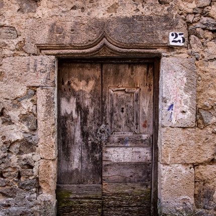 Abitazione tradizionale in pietra con ingresso architravato scolpito (foto Ivo Piras)
