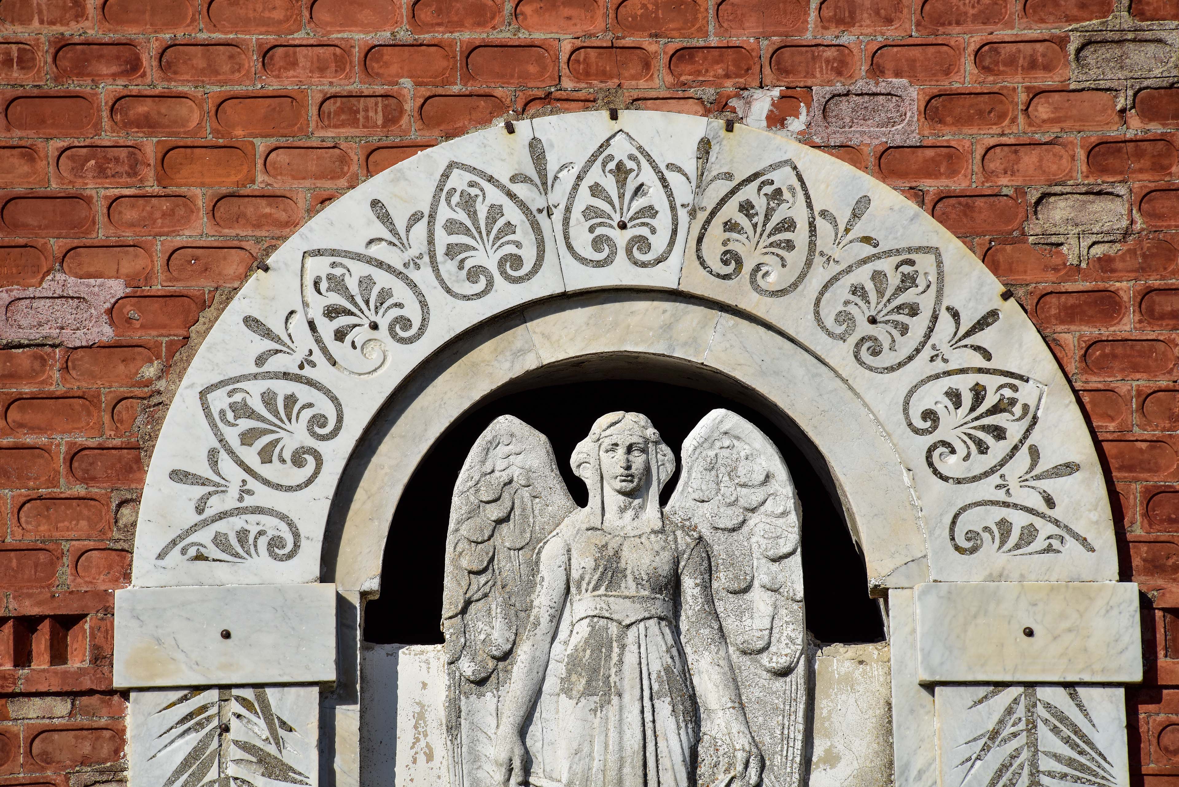 La scultura nell'arco sopra il portale di ingresso della facciata