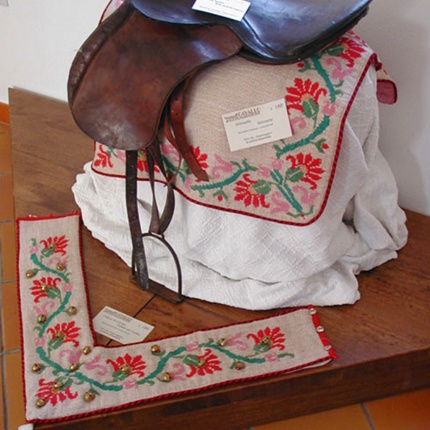 Esposizione di una sella e dei decori all'interno del museo