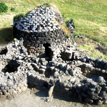 Vista dall’alto del nuraghe durante gli scavi (foto Franco Campus)