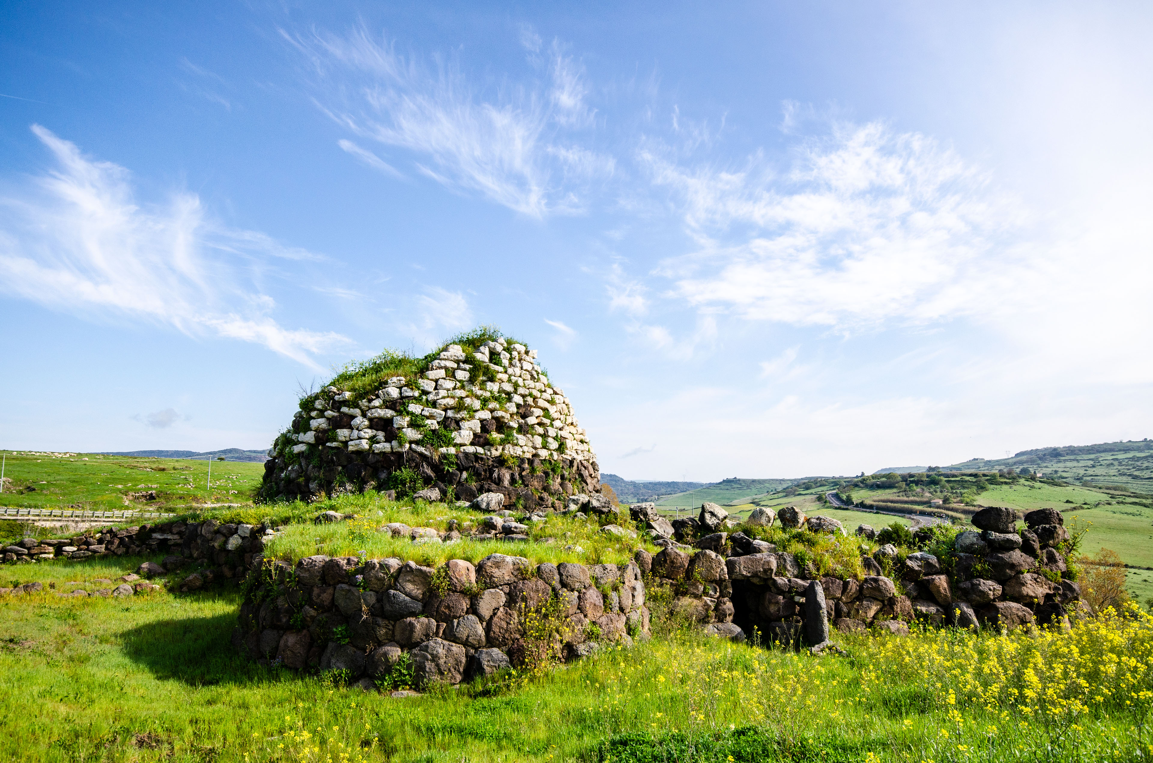 Vista panoramica del nuraghe con la sua caratteristica bicromia