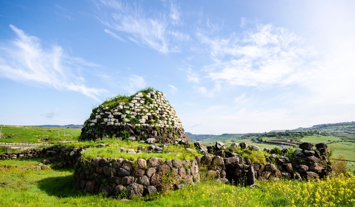 Vista panoramica del nuraghe con la sua caratteristica bicromia