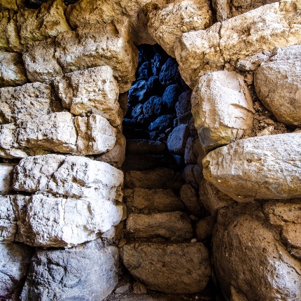 A destra dell'ingresso la ripida scala con alti gradini (foto Angelo Marras)
