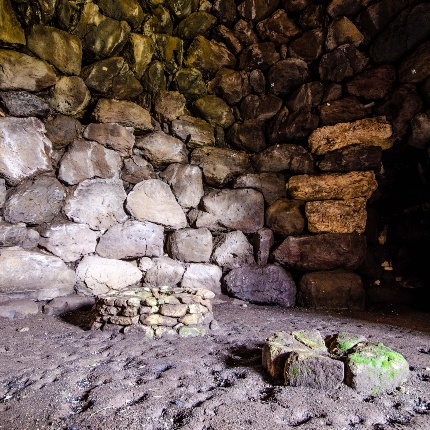 Sul pavimento della camera centrale si trovano un pozzo d'acqua e un focolare con 7 conci a cuneo (foto Angelo Marras)