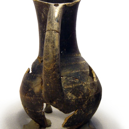 Brocca in ceramica con decorazione impressa XI sec. a.C., da una torre laterale (foto Franco Campus)