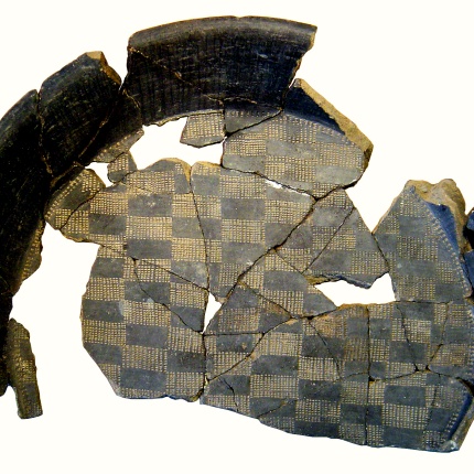 Tegame in ceramica con decorazione a “scacchiera” sul fondo, XIV sec. a.C., dalla torre principale (foto Franco Campus)